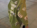 小姐姐送娃娃的文案,小姐姐的温馨赠礼瞬间”